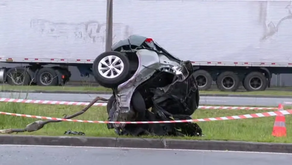 Na imagem, partes de um carro após um acidente grave