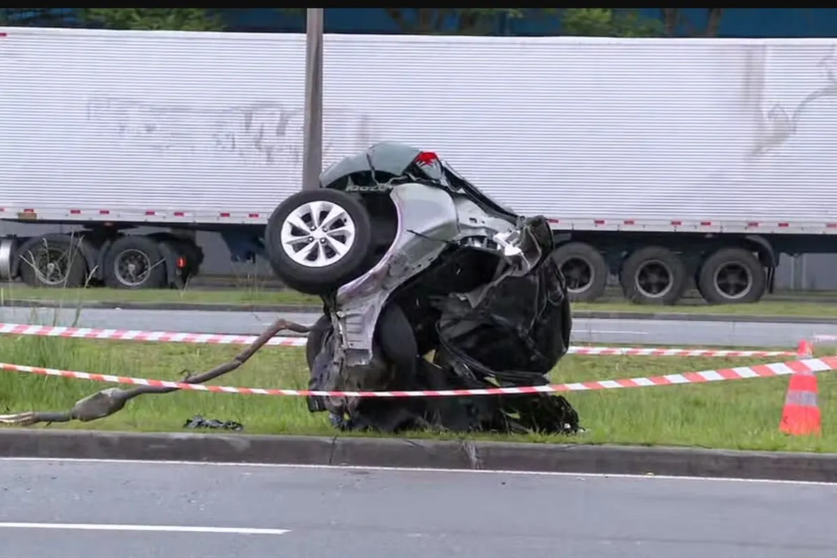 Na imagem, partes de um carro após um acidente grave