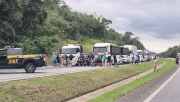 Dicas cruciais para ultrapassar caminhão na estrada com segurança