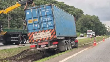 BR-277 é bloqueada no sentido Curitiba após caminhão sair da pista