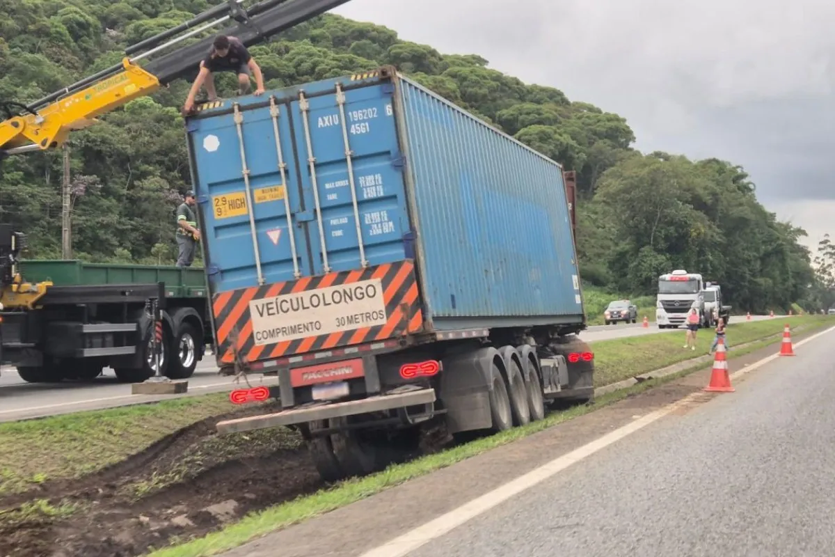 Na imagem, caminhão fora da pista na BR-277