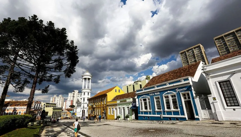 Na imagem, Largo da Ordem em Curitiba, em dia de sol e nuvens