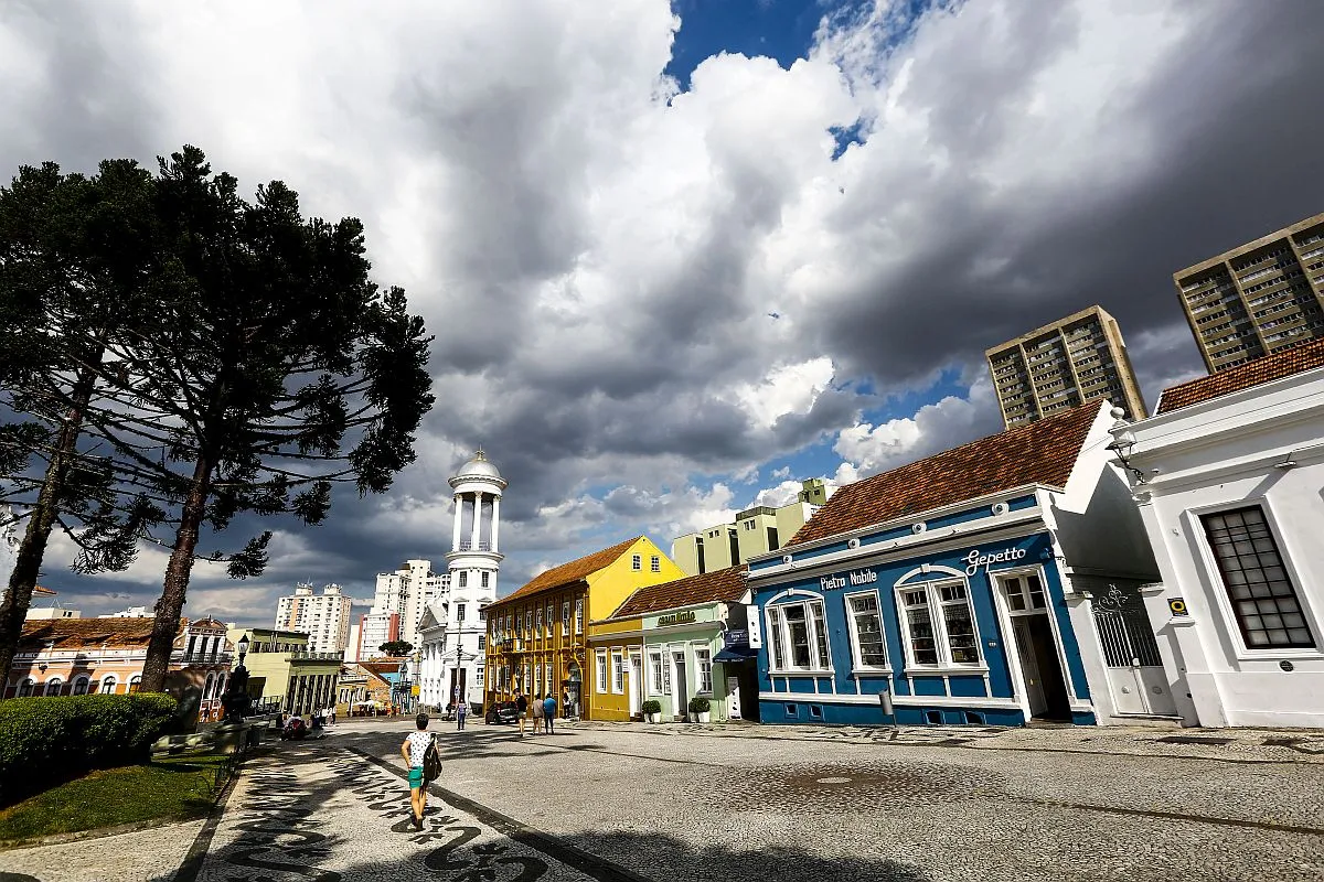 Na imagem, Largo da Ordem em Curitiba, em dia de sol e nuvens