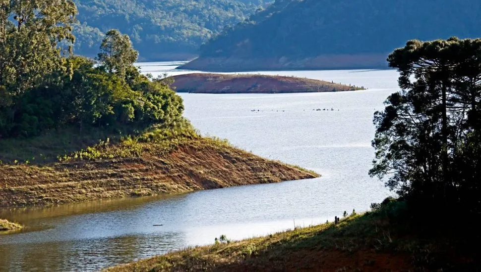 Imagem mostra a represa do Capivari, na Grande Curitiba.