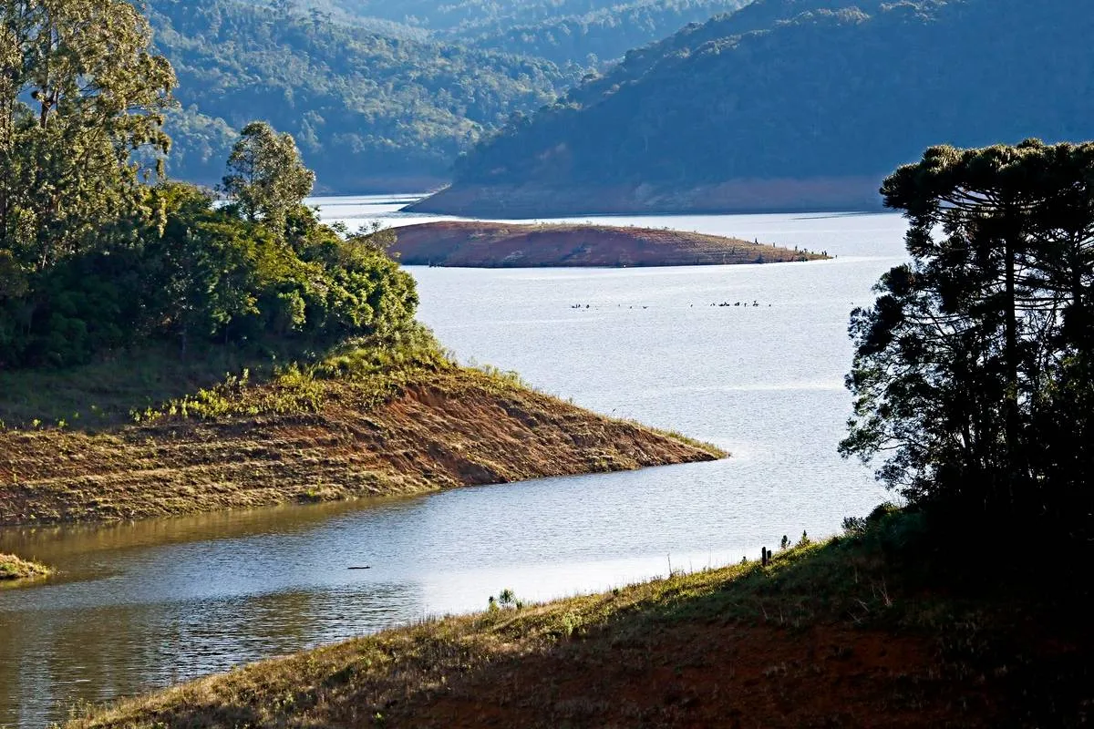 Imagem mostra a represa do Capivari, na Grande Curitiba.