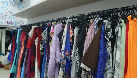 Bazar em Curitiba tem roupas, vestidos de festa e itens para casa a partir de R$ 4,90