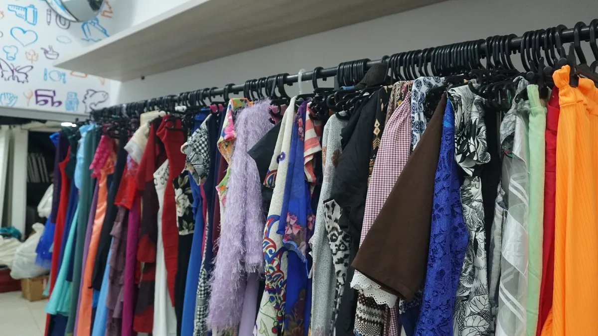 Na imagem, arara com roupas vendidas em bazar