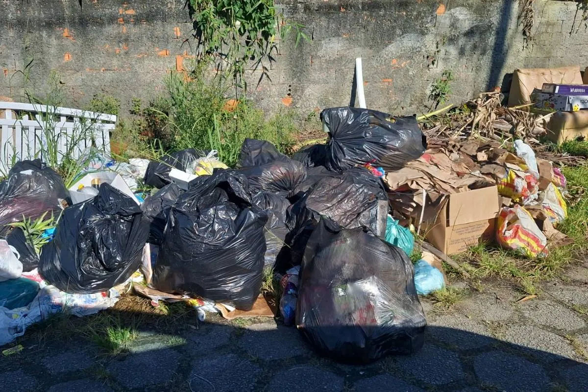 Imagem mostra sacos de lixo amontoados em Matinhos, litoral do Paraná.