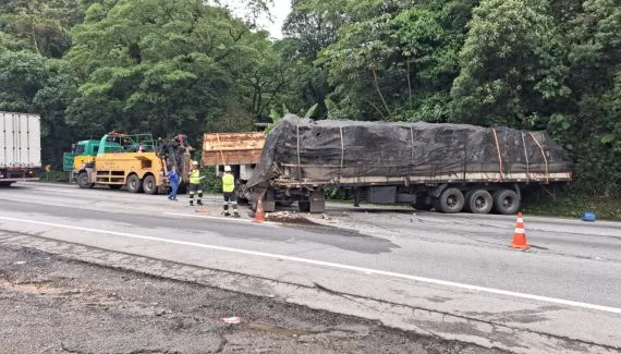 Caminhão desce de ré e bate em outros dois na BR-376