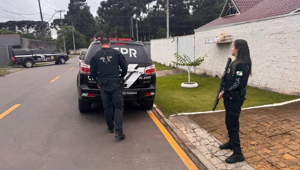 Na imagem, viaturas e policiais da PCPR em uma rua da região metropolitana de Curitiba