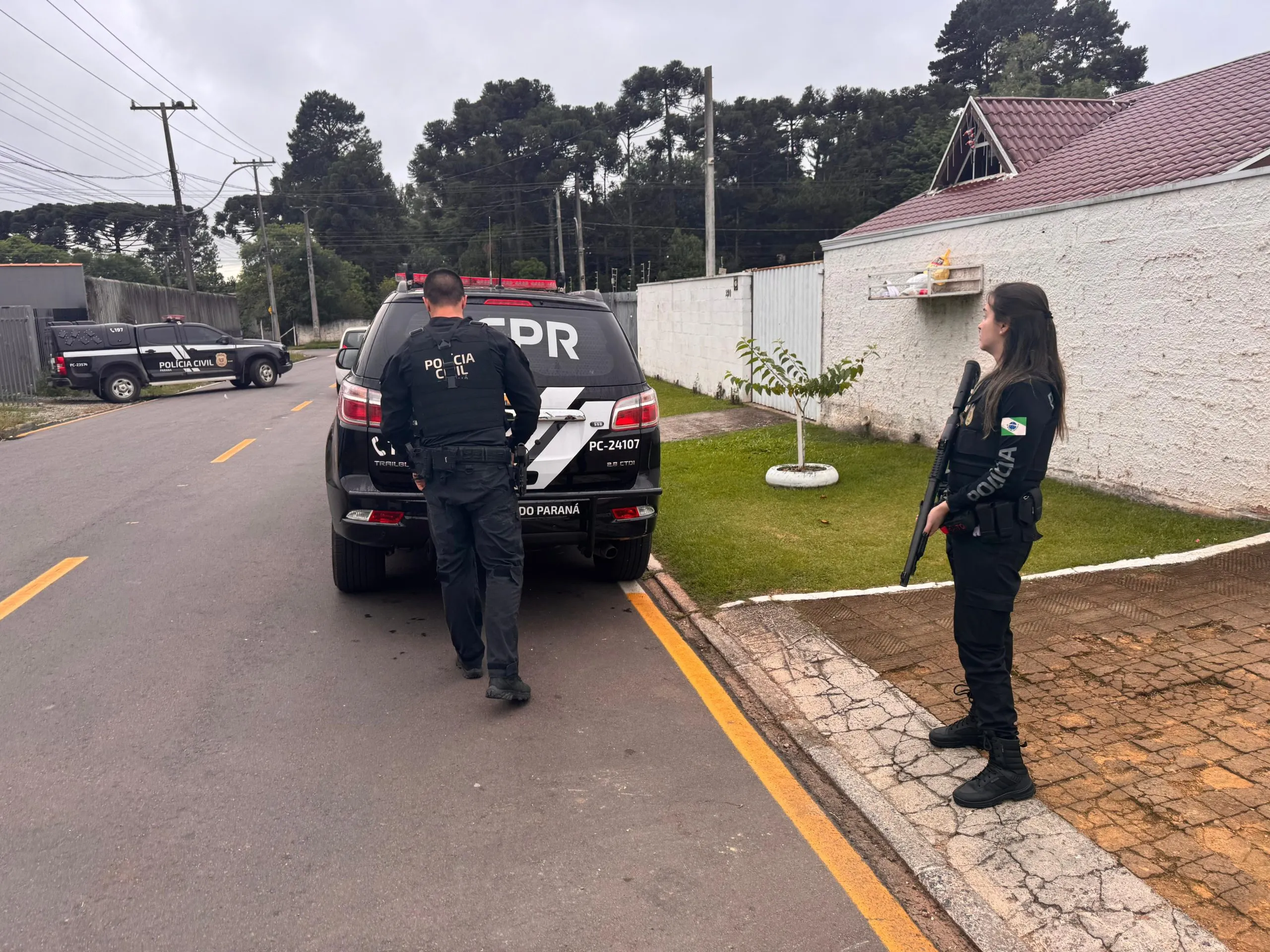 Na imagem, viaturas e policiais da PCPR em uma rua da região metropolitana de Curitiba