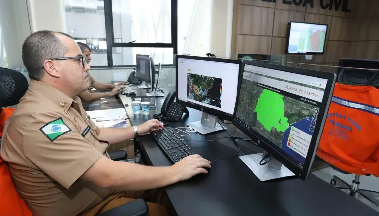 Na imagem, sala de monitoramento da Defesa Civil 