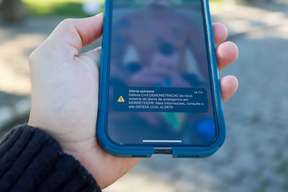 Na imagem, alerta da defesa civil na tela de um celular