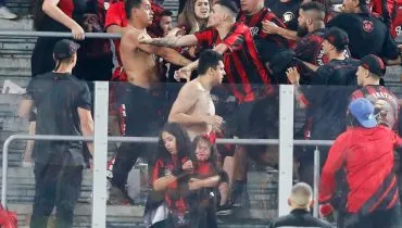 Briga, confusão e vexame; torcida do Athetico tenta invadir gramado após fracasso do time