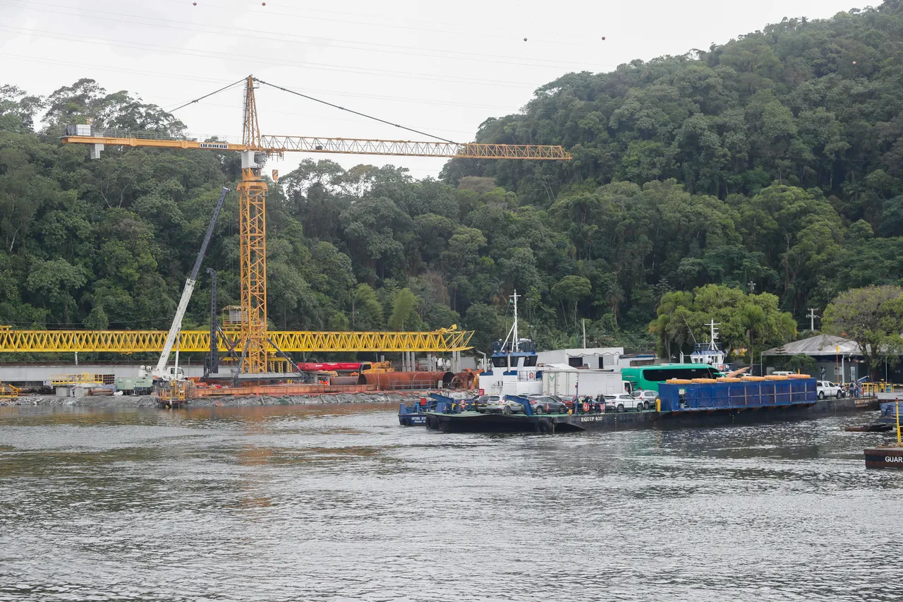 Na imagem, obras da construção da Ponte de Guaratuba, no Litoral do Paraná