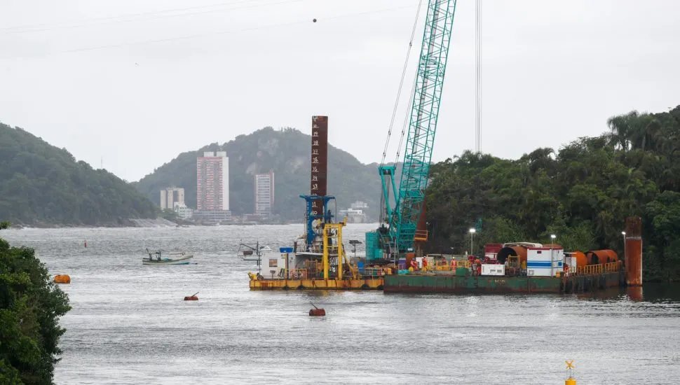 Na imagem, obras da construção da Ponte de Guaratuba, no Litoral do Paraná