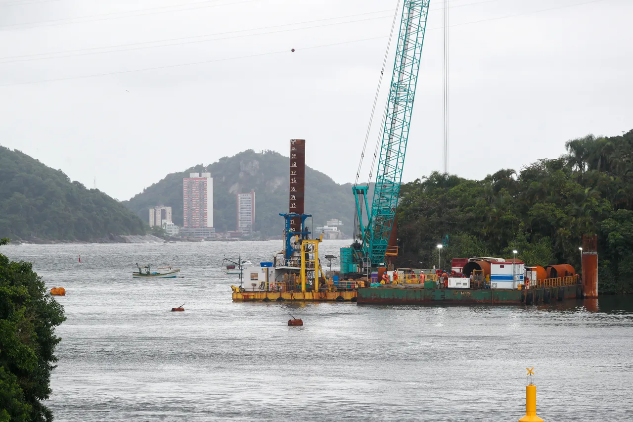 Na imagem, obras da construção da Ponte de Guaratuba, no Litoral do Paraná