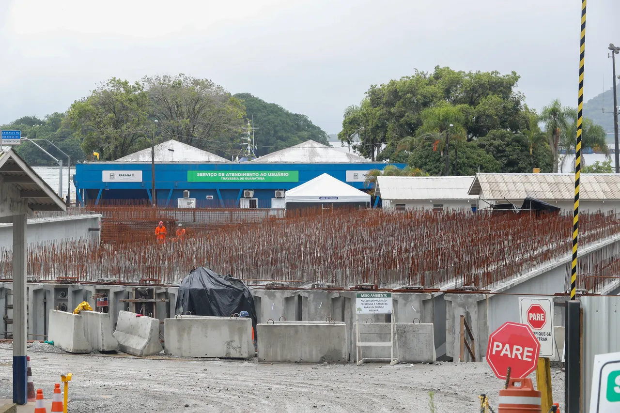 Na imagem, obras da construção da Ponte de Guaratuba, no Litoral do Paraná