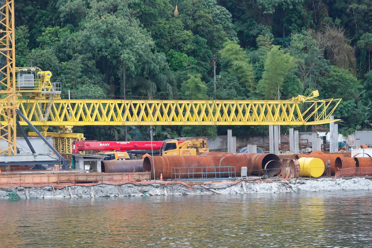 Na imagem, obras da construção da Ponte de Guaratuba, no Litoral do Paraná