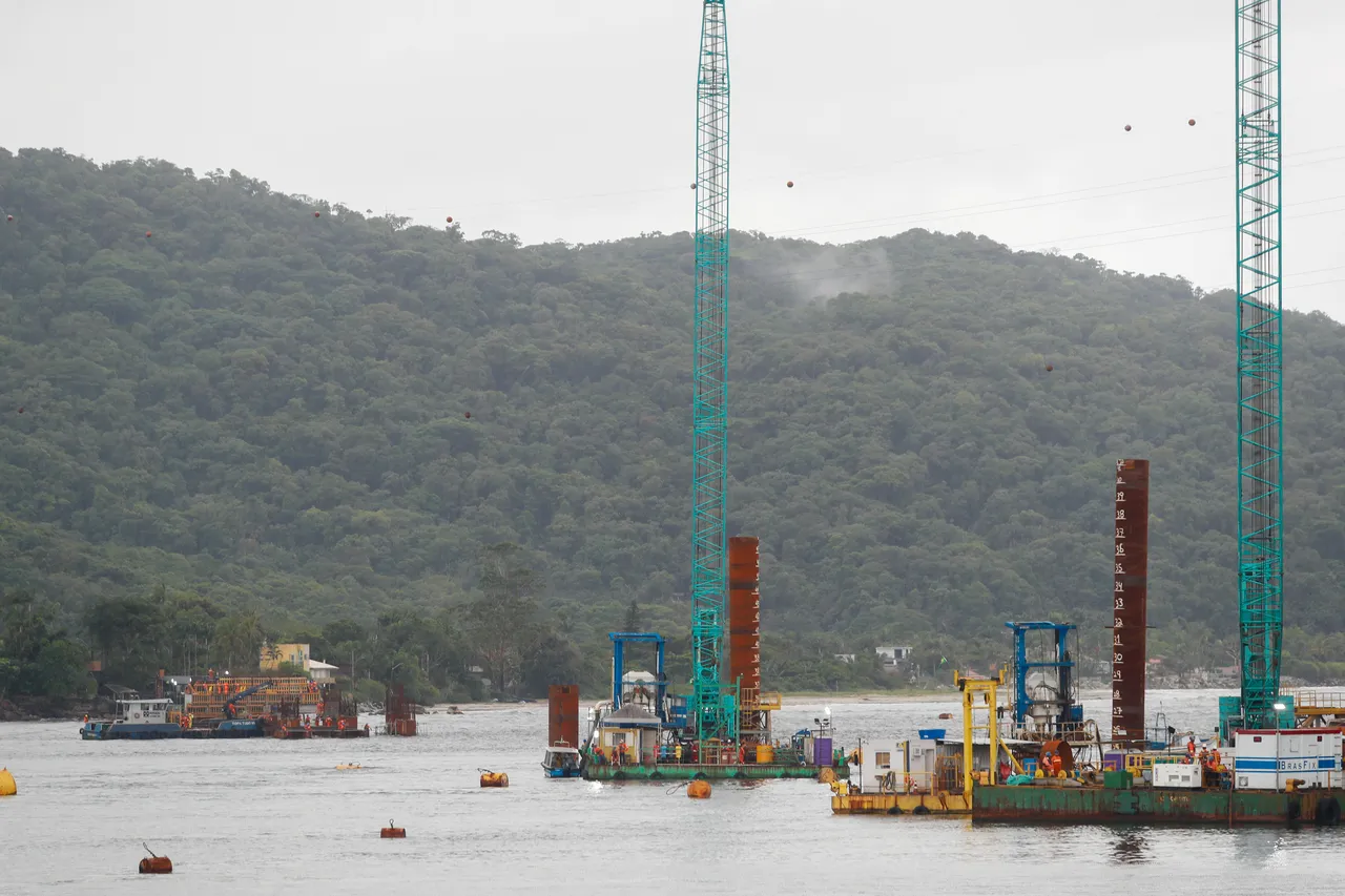 Na imagem, obras da construção da Ponte de Guaratuba, no Litoral do Paraná