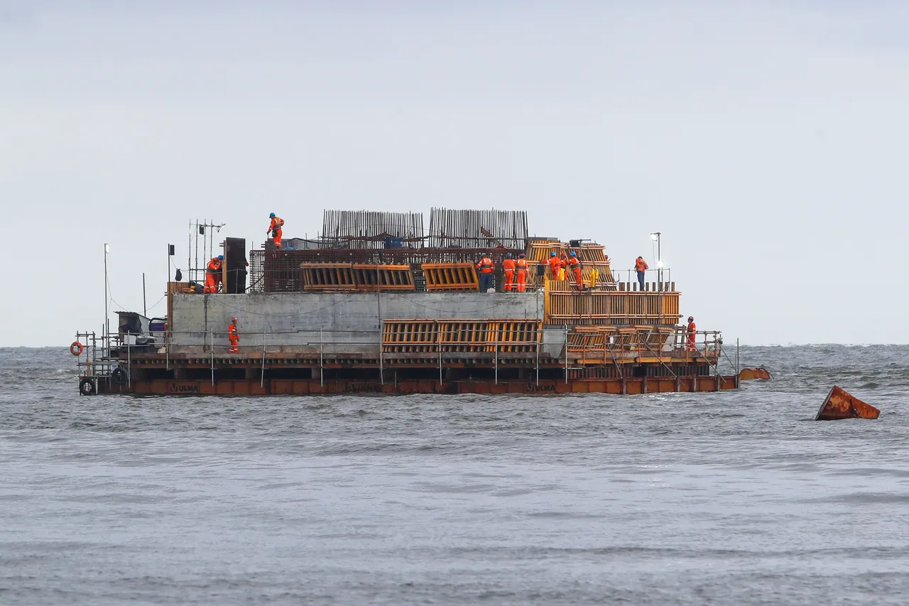 Na imagem, obras da construção da Ponte de Guaratuba, no Litoral do Paraná