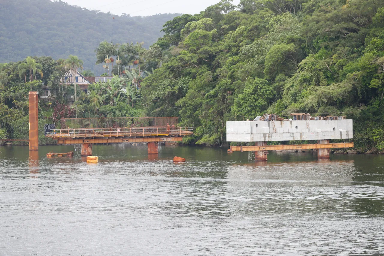 Na imagem, obras da construção da Ponte de Guaratuba, no Litoral do Paraná