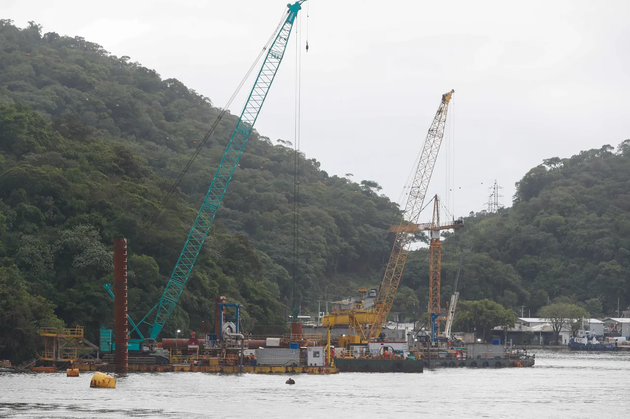 Na imagem, obras da construção da Ponte de Guaratuba, no Litoral do Paraná