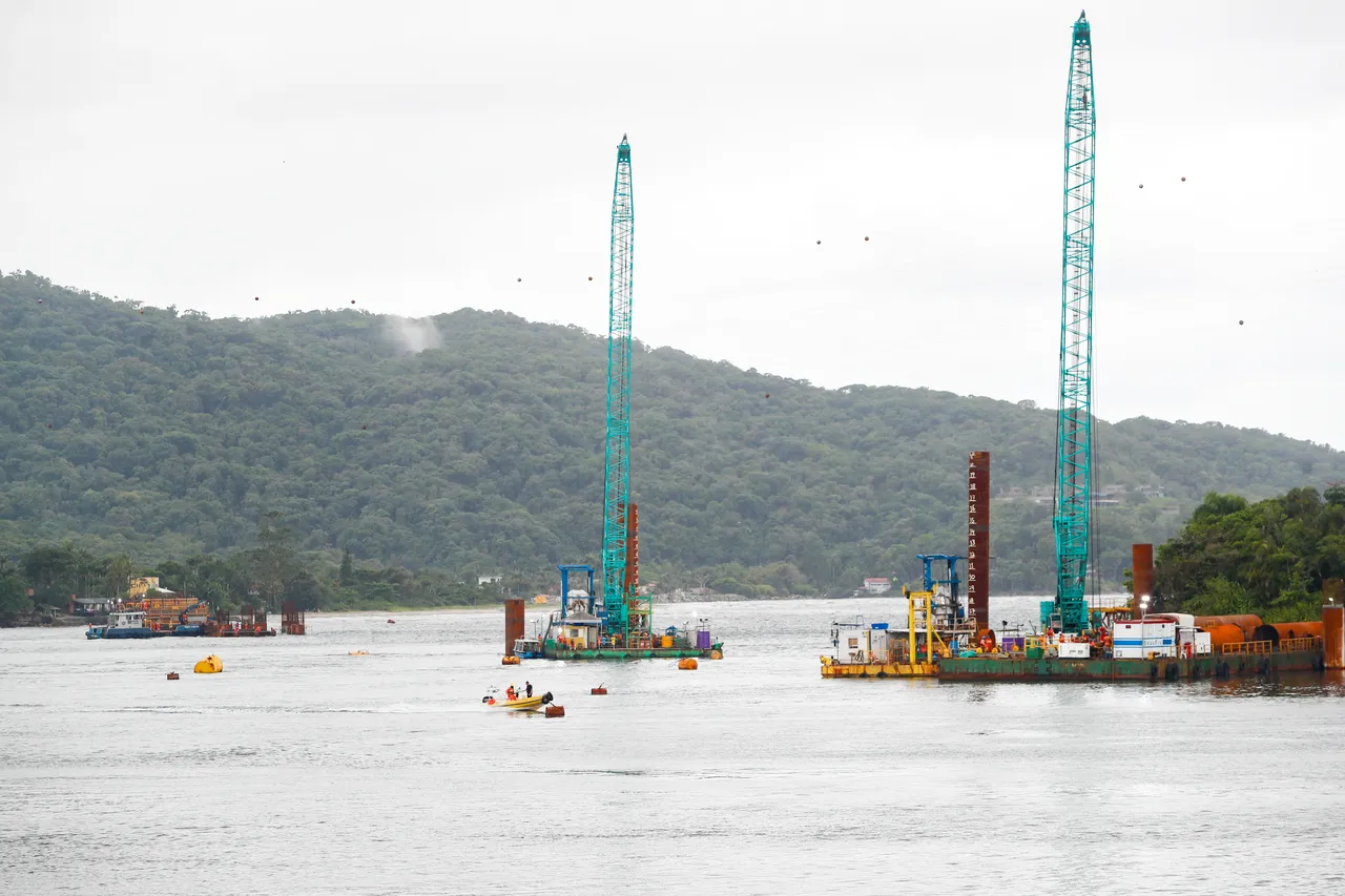 Na imagem, obras da construção da Ponte de Guaratuba, no Litoral do Paraná