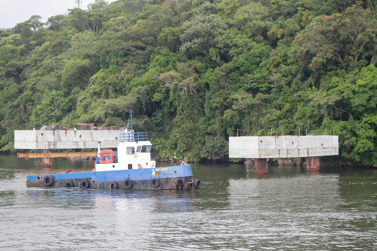 Na imagem, obras da construção da Ponte de Guaratuba, no Litoral do Paraná