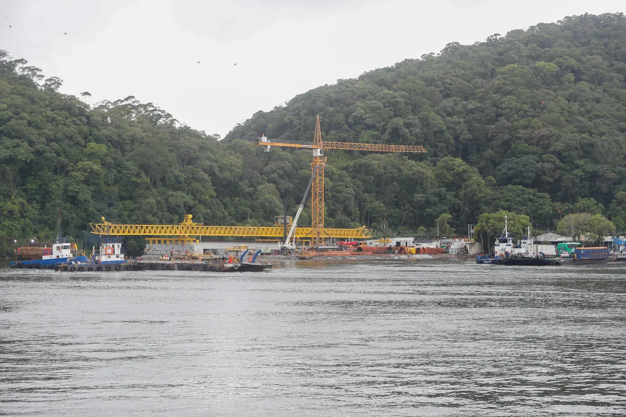 Na imagem, obras da construção da Ponte de Guaratuba, no Litoral do Paraná