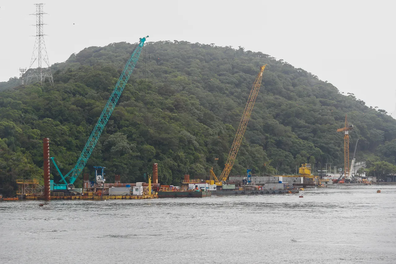 Na imagem, obras da construção da Ponte de Guaratuba, no Litoral do Paraná