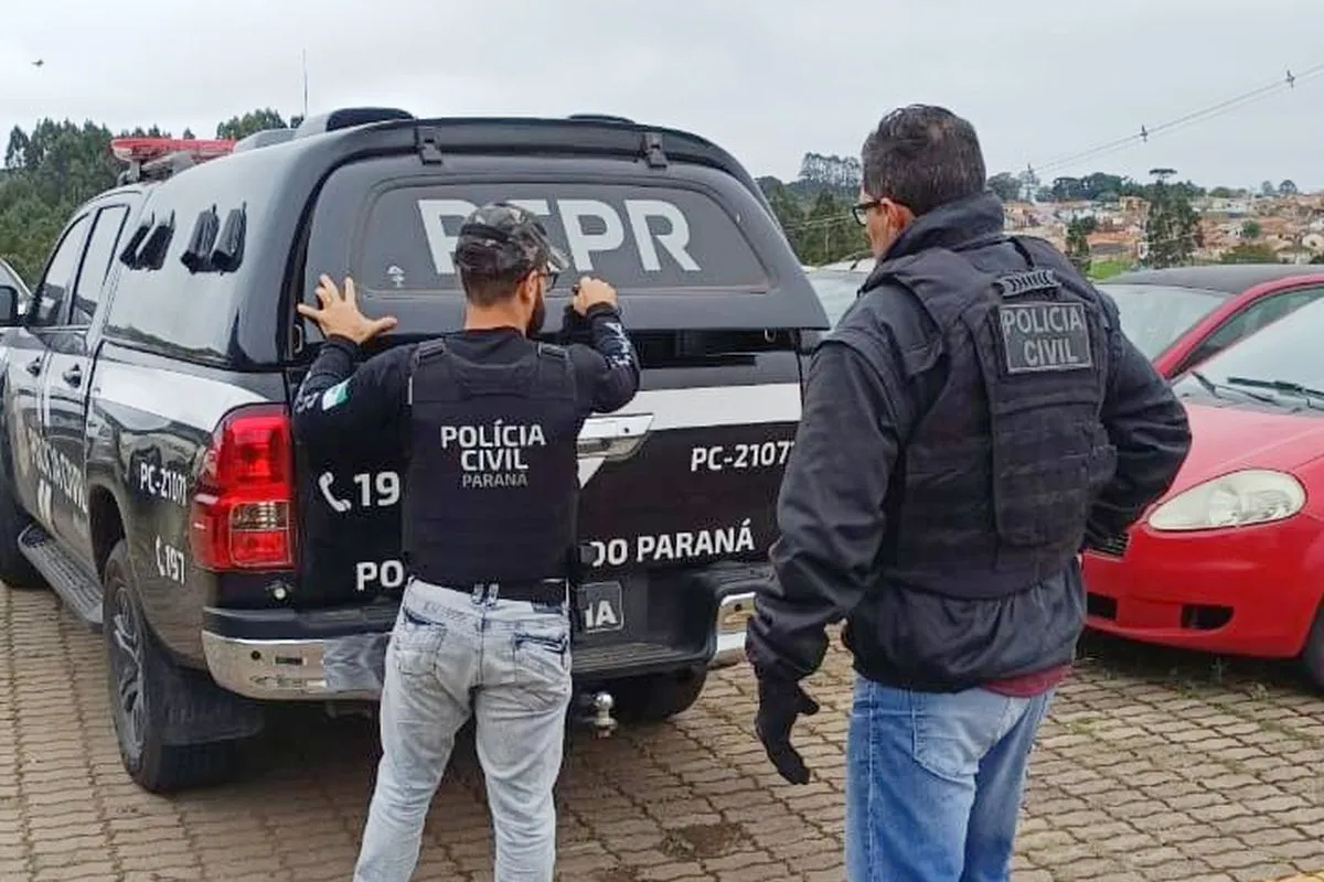 Imagem mostra um carro da polícia e policiais da PCPR.