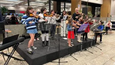 Música, Papai Noel e árvore solidária são atrações em shopping de Curitiba