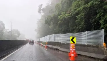 BR-277 tem pista de descida totalmente bloqueada na Serra do Mar