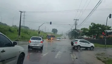 Chuvarada provoca alagamentos e quedas de árvore por Curitiba