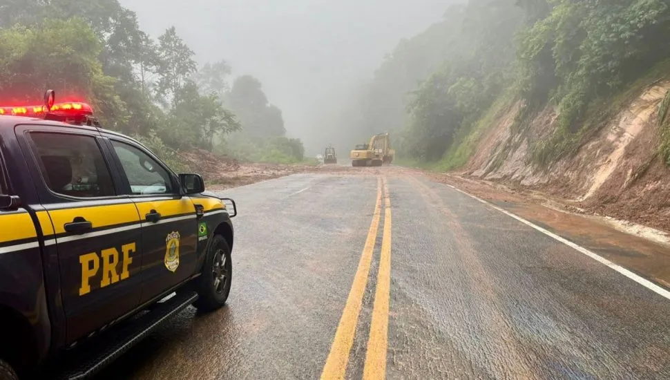 Na imagem, viatura da PRF em trecho da BR-277 com interdição