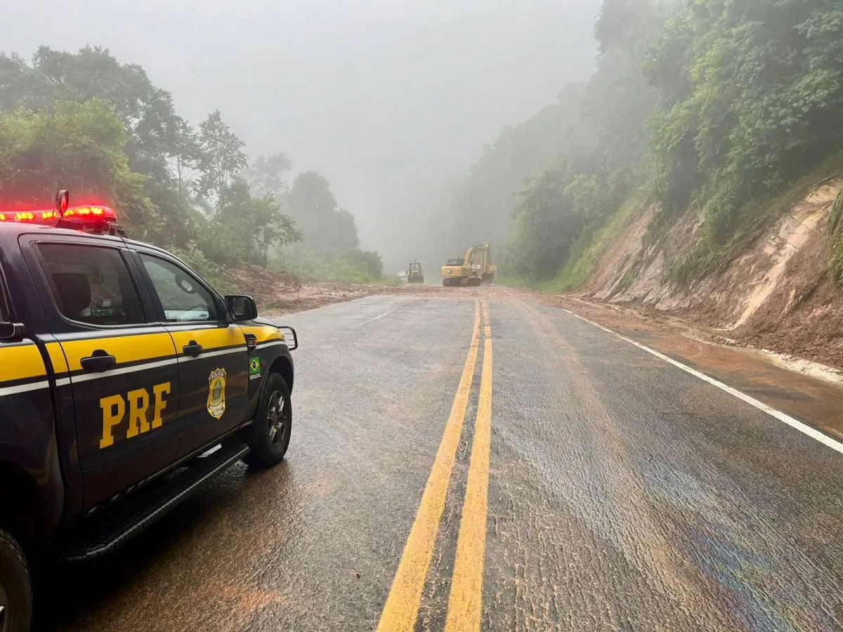 Na imagem, viatura da PRF em trecho da BR-277 com interdição