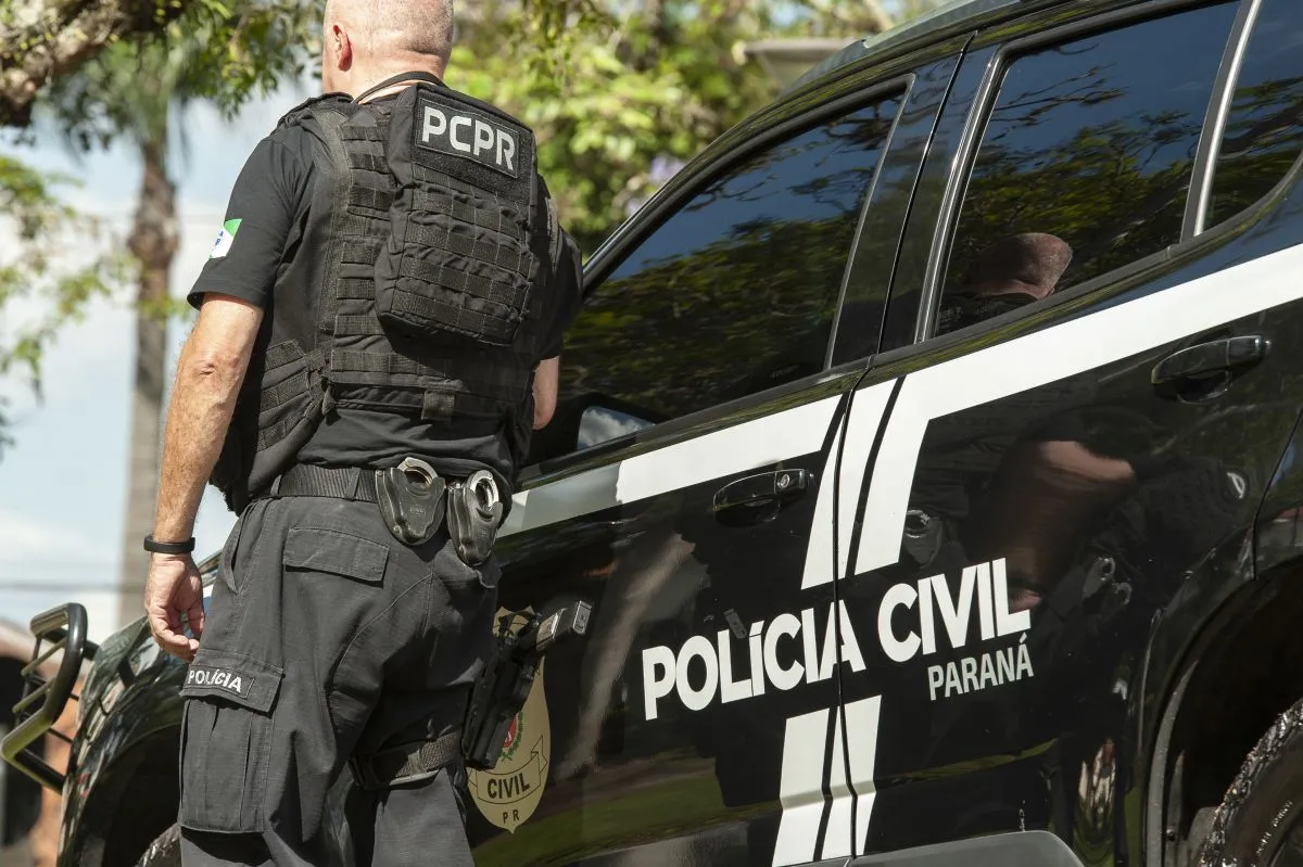 Na imagem, viatura e policial da PCPR