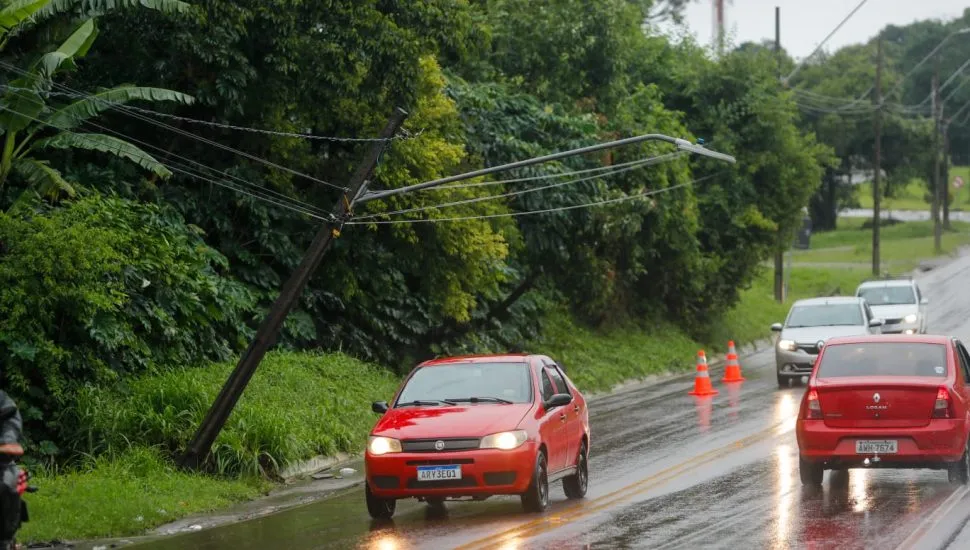 Poste afunda em buraco na Rodovia dos Minérios, em Curitiba.