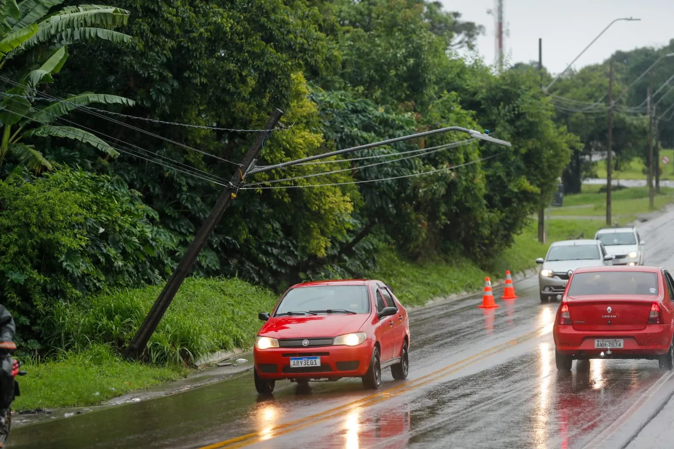 Poste afunda em buraco na Rodovia dos Minérios, em Curitiba.