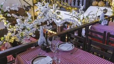 Restaurante tradicional de Curitiba faz nevar em decoração de Natal