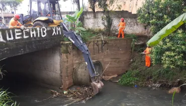 Prefeitura corre para limpar galerias e evitar enchentes em Curitiba