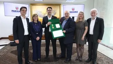 Ratinho Junior recebe honraria máxima da Prefeitura de Curitiba