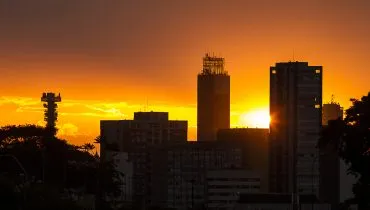 Curitiba sufoca com 31,9º C, mas Litoral 