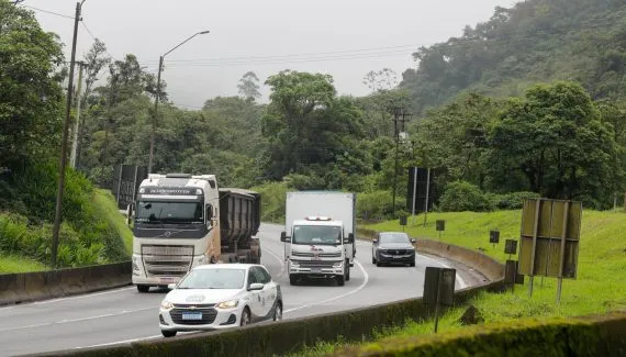 Estradas têm movimento alto em todo o Paraná neste sábado