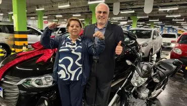 Aposentada ganha moto e carro em sorteios diferentes de supermercado de Curitiba