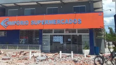 Na imagem, detalhe da fachada de supermercado onde houve desabamento