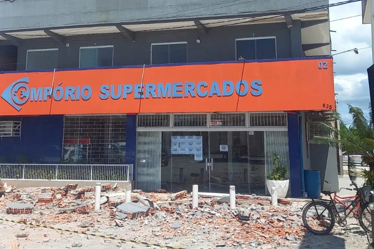 Na imagem, detalhe da fachada de supermercado onde houve desabamento