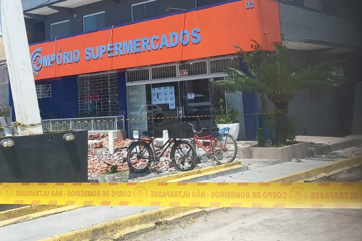 Na imagem, faixa impede o acesso ao supermercado onde houve desabamento na fachada