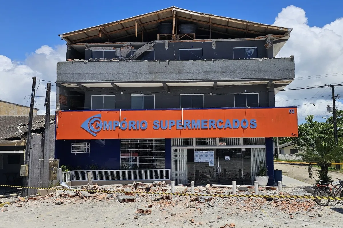 Na imagem, supermercado onde houve desabamento na fachada